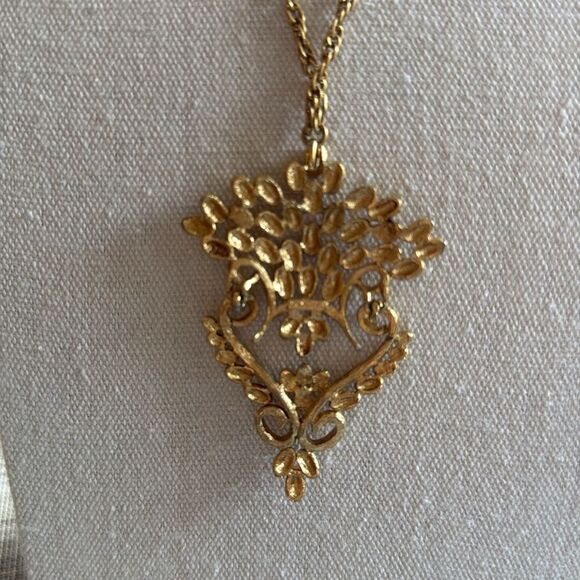 Vintage Monet 1975 Felice Series Gold Tone Necklace with Pendant. Book Piece. - Picture 6 of 7